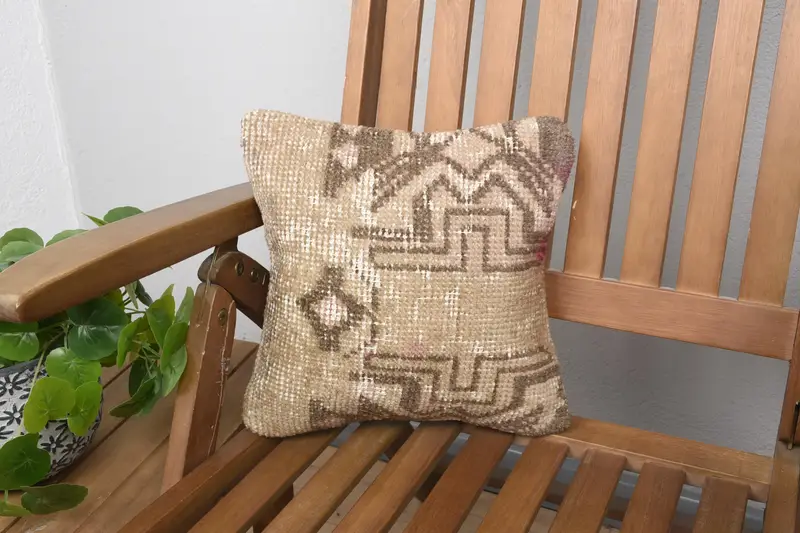 Geometrisches besticktes Kissen in Beige und Braun, handgefertigtes Vintage-Kissen
