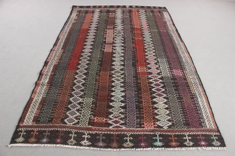 Elegant Black & Green Oriental Rug, 5.4x8.7 ft