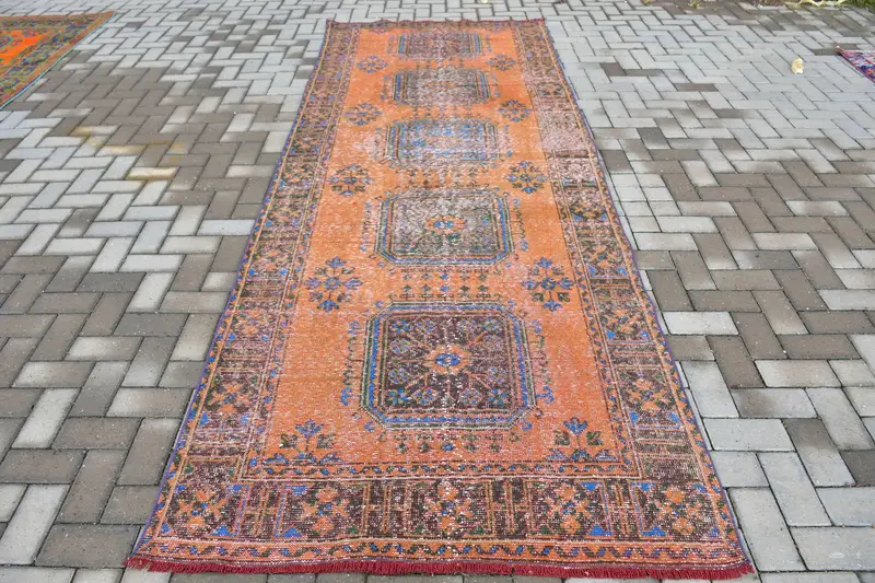 Vintage-Läuferteppich 4,3 x 11,6 Fuß (130 x 354 cm), abstrakter türkischer Oushak-Orange-Teppich - 1