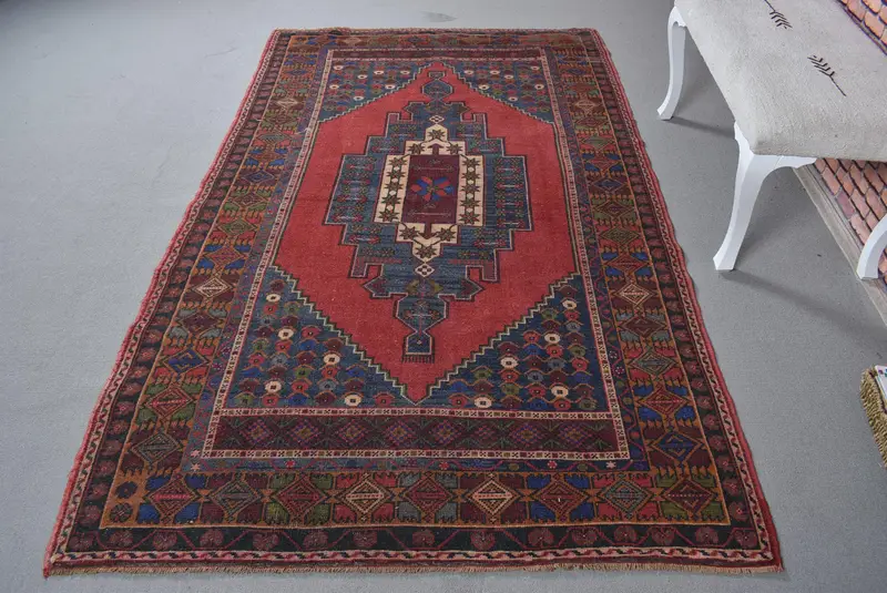 エレガントなレッド&ブルーのペルシャ絨毯、4.7x7.9フィート