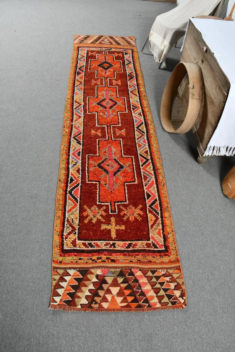 Türkischer Läuferteppich, 2,5x10,7 ft Vintage Teppich, Wollteppich mit roten Pflanzen und Bäumen - 1