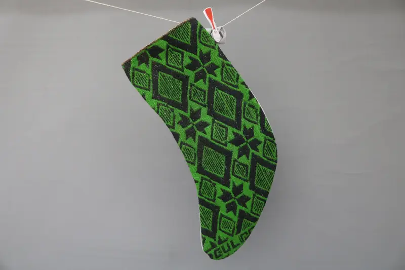 Media verde con adornos navideños de 9 pulgadas de ancho, media estampada