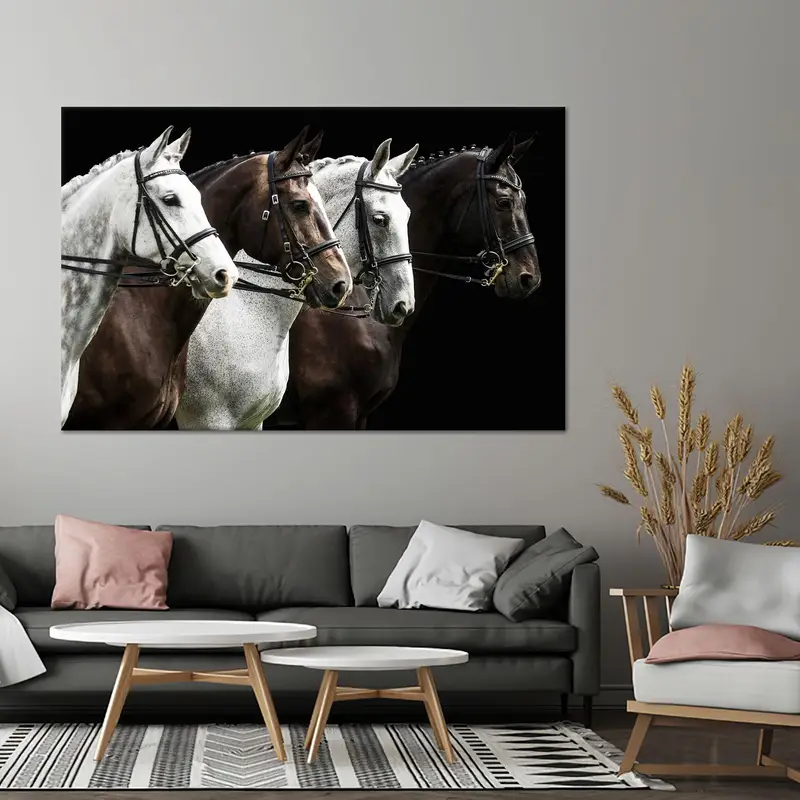 Lienzo de granja moderno: cuatro caballos, caballo blanco, decoración elegante
