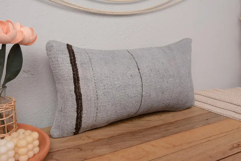 Grau-braun gestreiftes Kissen, besticktes Wurfkissen für das Wohnzimmer