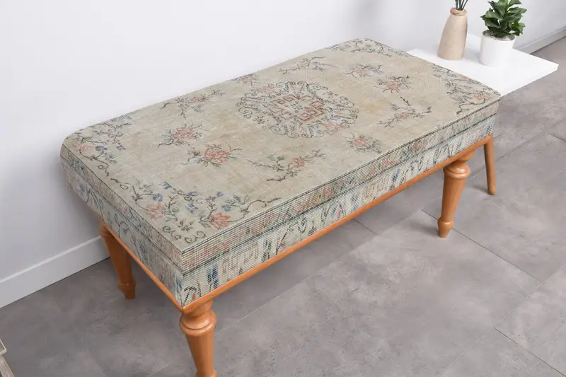 キリム風パターンのボヘミアンベージュオットマン、多用途オットマン