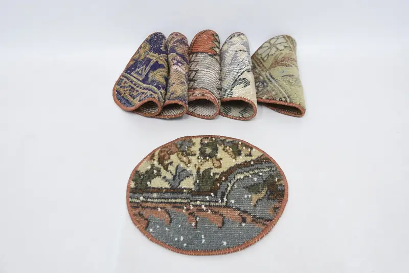 緑と赤のラウンドコースター、エレガントなウールラグプレースマット