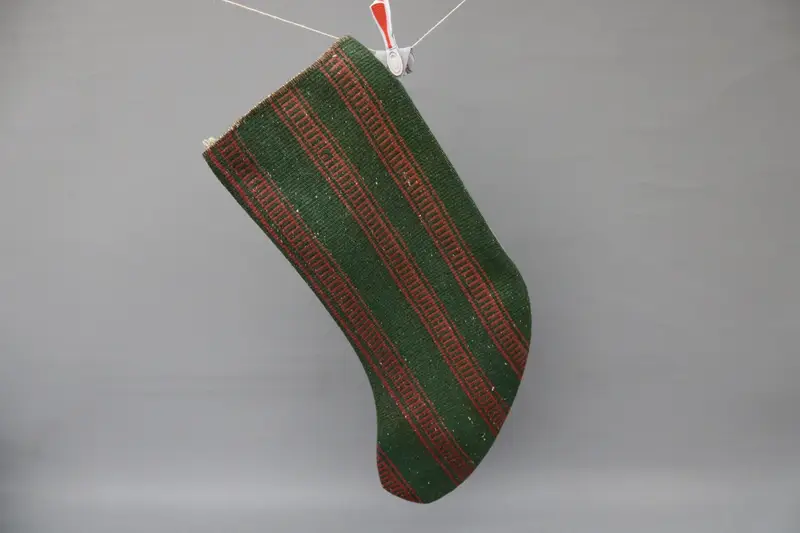 Yeşil Süslemeli Kırmızı Noel Çorabı, Şenlikli Tatil Dekoru