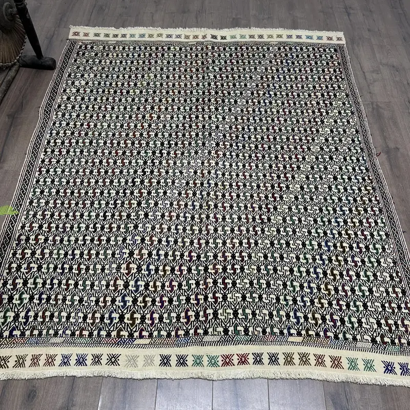 Elegant Beige Moroccan Rug, 5,6x6,9 ft with Green Accents