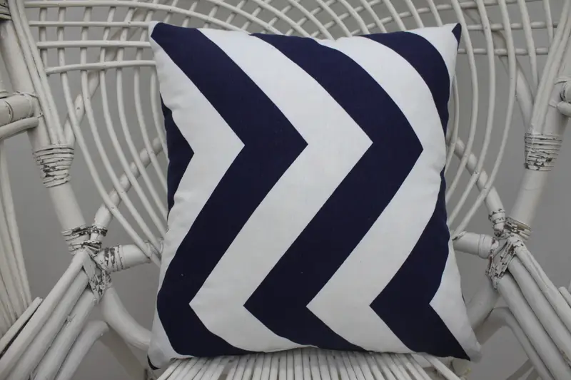 Handgefertigtes blaues Wurfkissen, besticktes rechteckiges Kissen mit Vintage-Charme