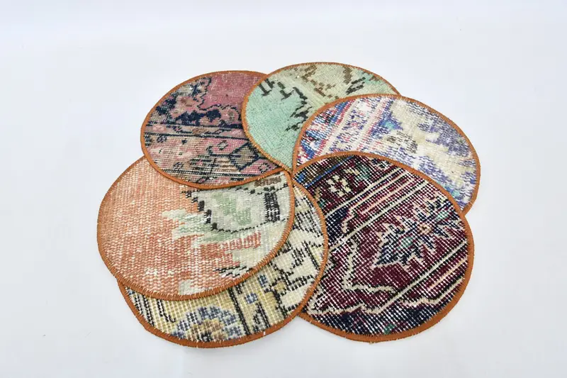 グリーンとブロンズのキリム プレースマット、エレガントなエスニック テーブル装飾