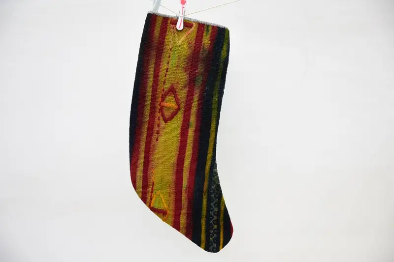 Brauner und roter Weihnachtsstrumpf, festlicher Weihnachtsstrumpf