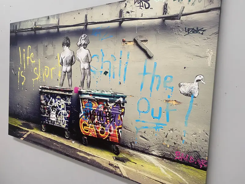 Impresión artística en lienzo: La vida de Banksy es corta, niños orinando