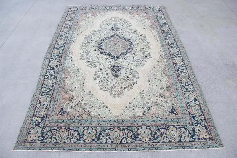 Elegant Beige & Green Rug, 6,7x9,9 ft Polka Dot Design