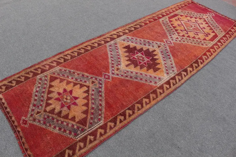 Alfombra turca de 3,1x9,5 pies, alfombra vintage de camuflaje rojo - 1