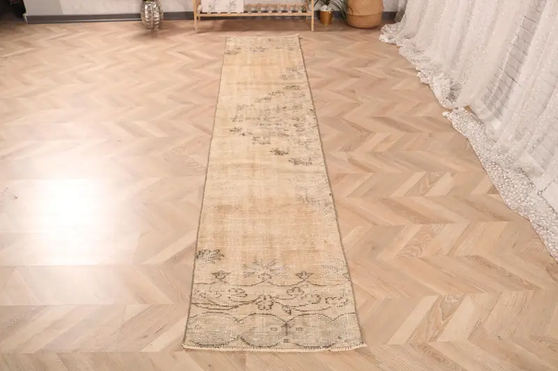 Türkischer Vintage-Teppich 1,8 x 9,7 Fuß, brauner Oushak-Teppich mit Pflanzen und Bäumen - 1
