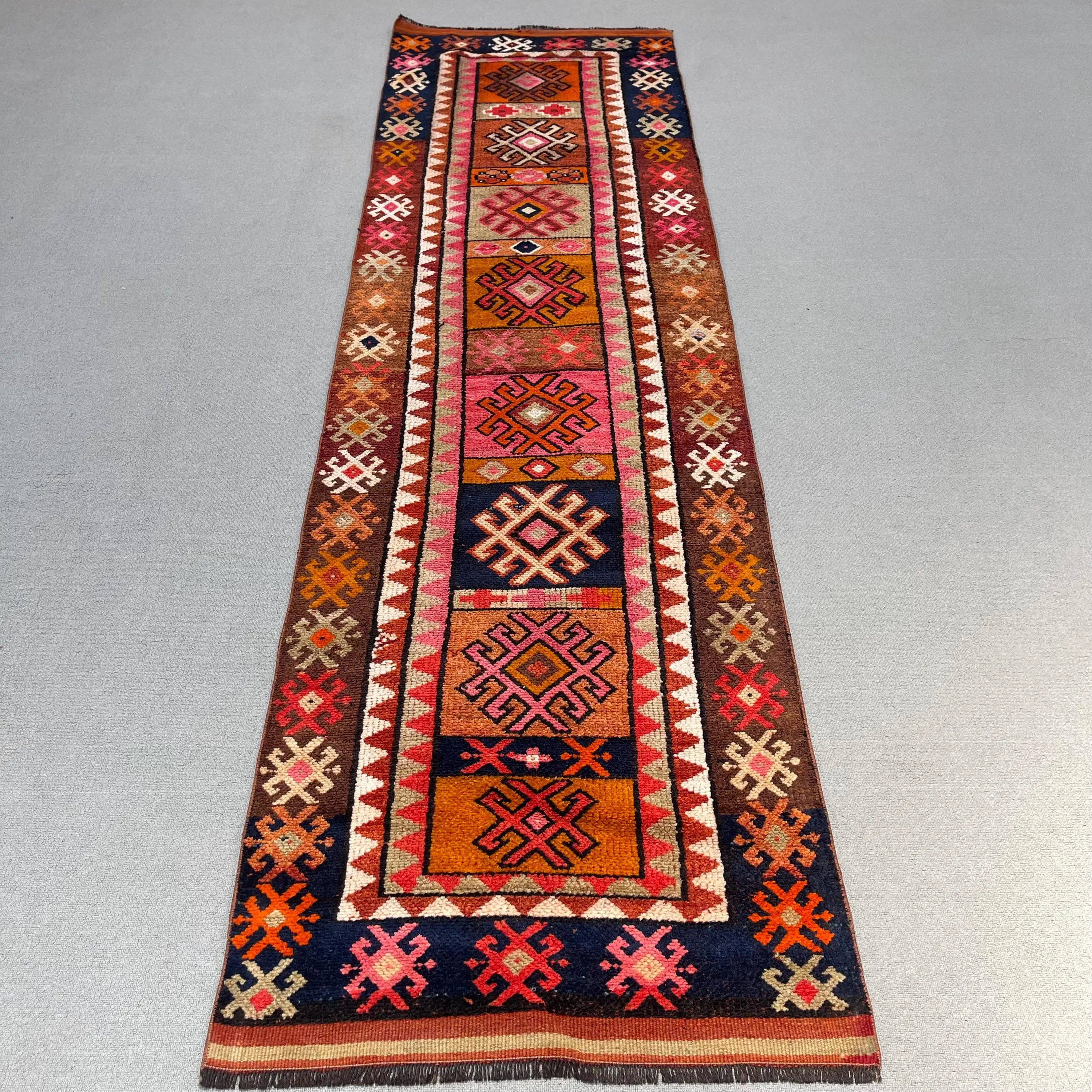 Vintage Läuferteppich 2,7x9,5 Fuß, türkischer Wollteppich mit roten Pflanzen und Bäumen - 1