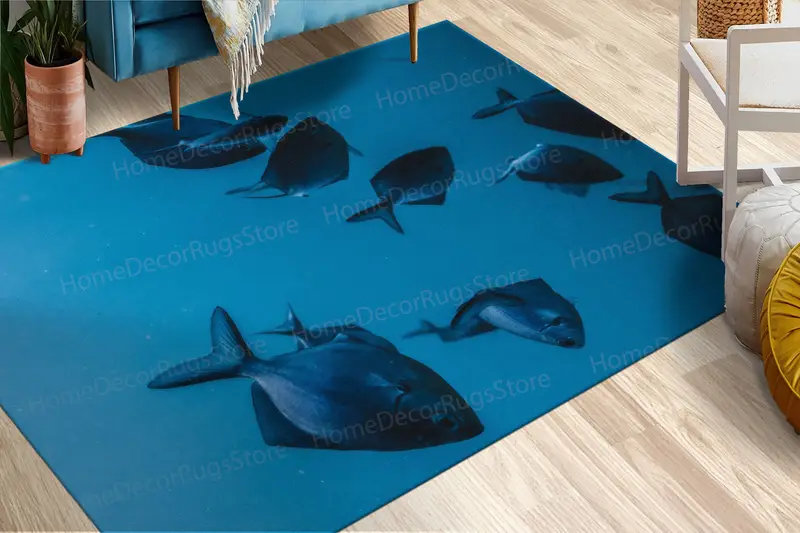 エレガントなオーシャンプリントラグ：足元には海景と魚のデザイン