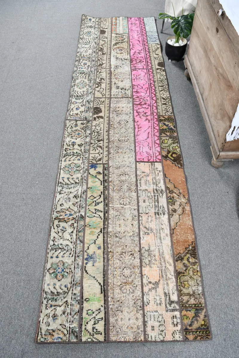 Elegant Green Rug with Pink Border, 2,5x9,6 ft