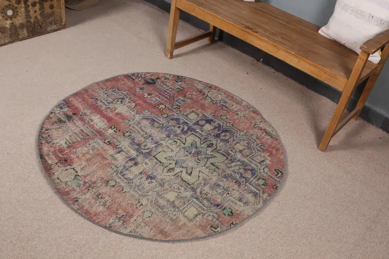 4 x 4 Fuß roter Orientteppich, elegante blaue Akzente