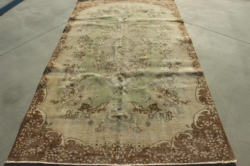 Türkischer Vintage-Teppich, 5,3 x 9,4 Fuß großer Teppich, braungrüner Ombré-Wollteppich - 1