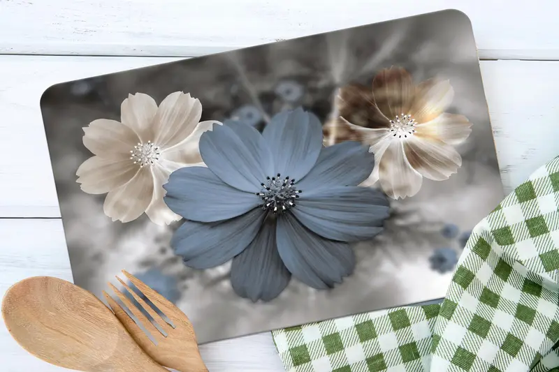 モダンなガラスまな板、青い花柄、滑り止めの足付き