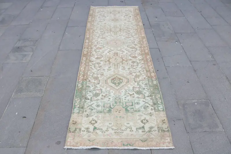 Türkischer Vintage-Teppich, 2,6 x 8,3 Fuß großer Oushak-Teppich, grün-weißer Camouflage-Wollteppich - 1