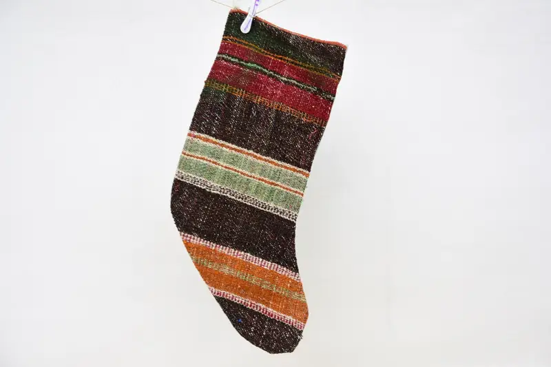 Brauner und roter Weihnachtsstrumpf, festlicher Weihnachtsstrumpf