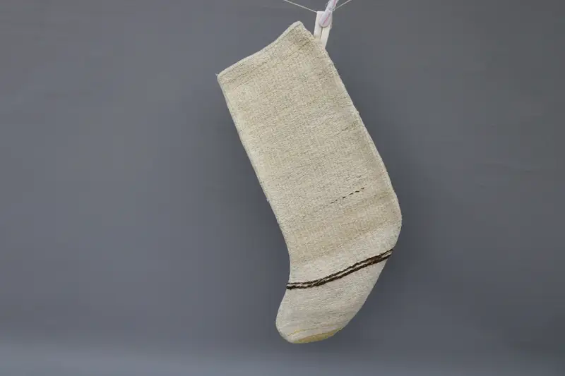 Medias navideñas beige elegantes, patrón de adornos festivos de 9 pulgadas de ancho