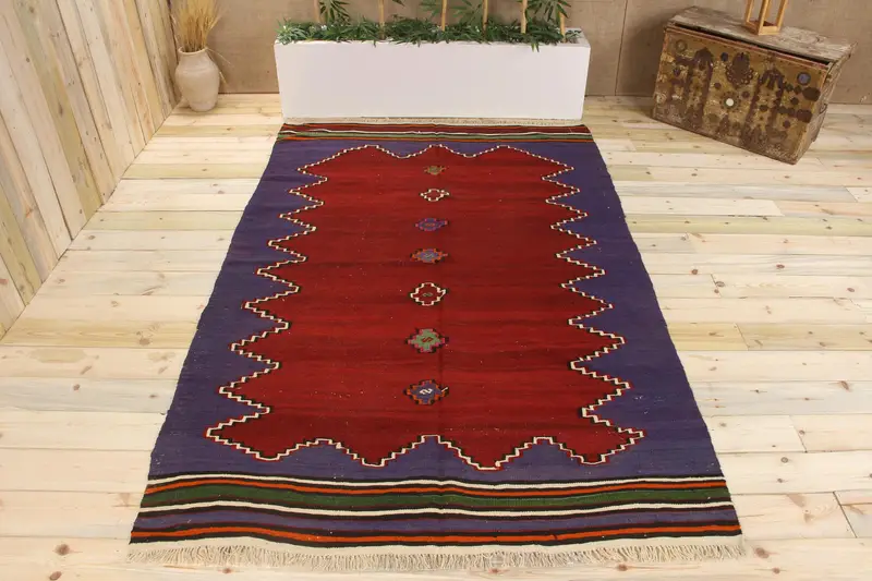 手作りの赤いイカットラグ、4.3x8.1フィート、ブルーのアクセント付き