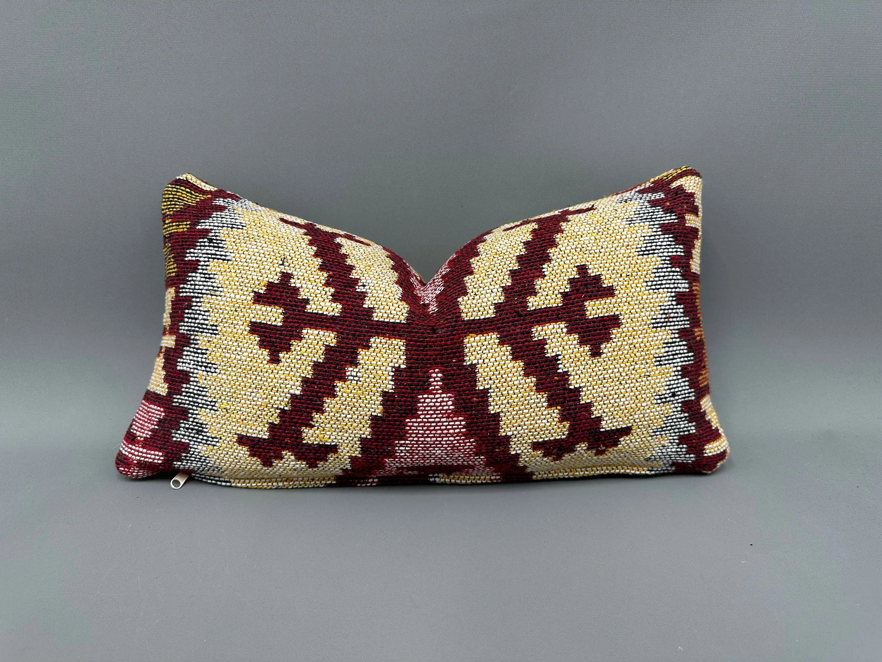 Sarı ve kırmızı geometrik işlemeli yastık, 10x20 inç büyüklüğünde yastık - 1