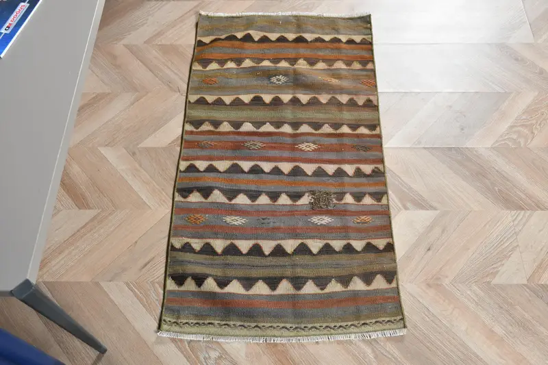 Green Persian Rug, 1,8x3,3 ft with Purple Accents