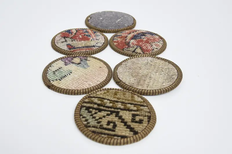 エレガントなベージュとレッドのコースター、耐久性がありスタイリッシュなコースター