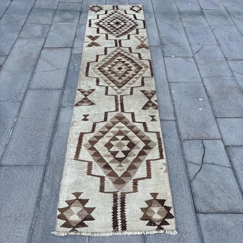 Elegant Beige Rug, 2,2x9,1 ft with Brown Accents