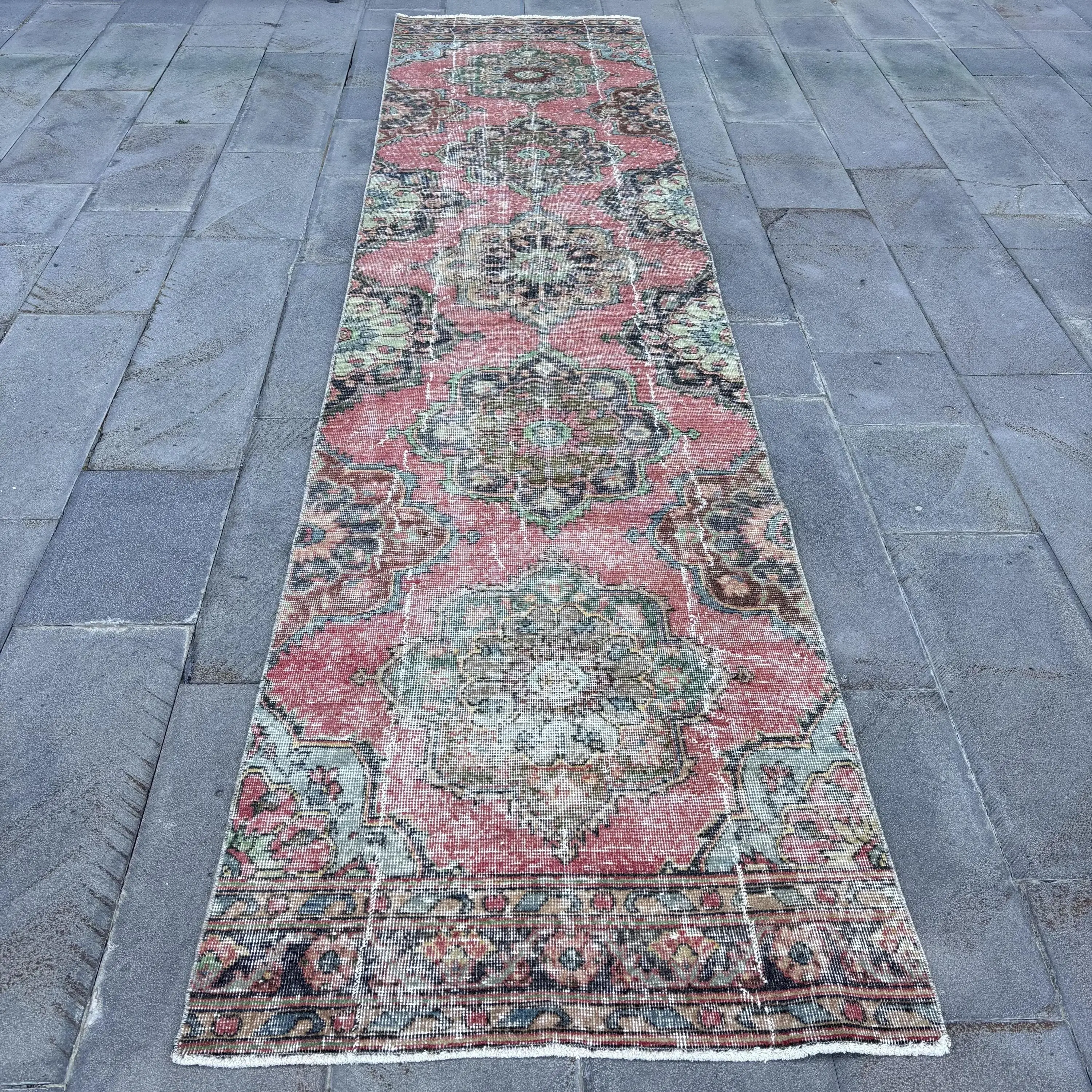 Vintage türkischer Teppich 3x12,5 Fuß, roter Läufer-Karo-Wollteppich - 1
