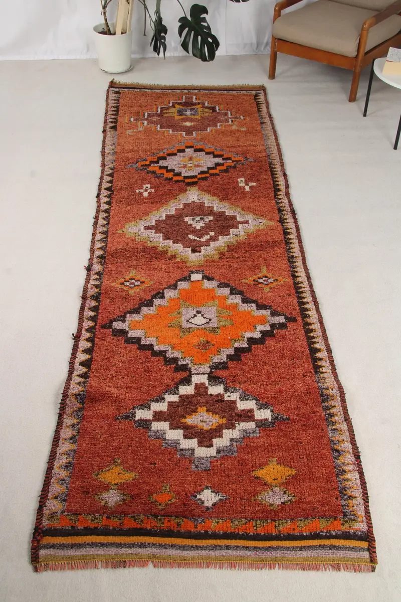 Vintage türkischer Teppich 3,3x11,1 ft, roter Herki-Teppich mit Tiermuster - 1