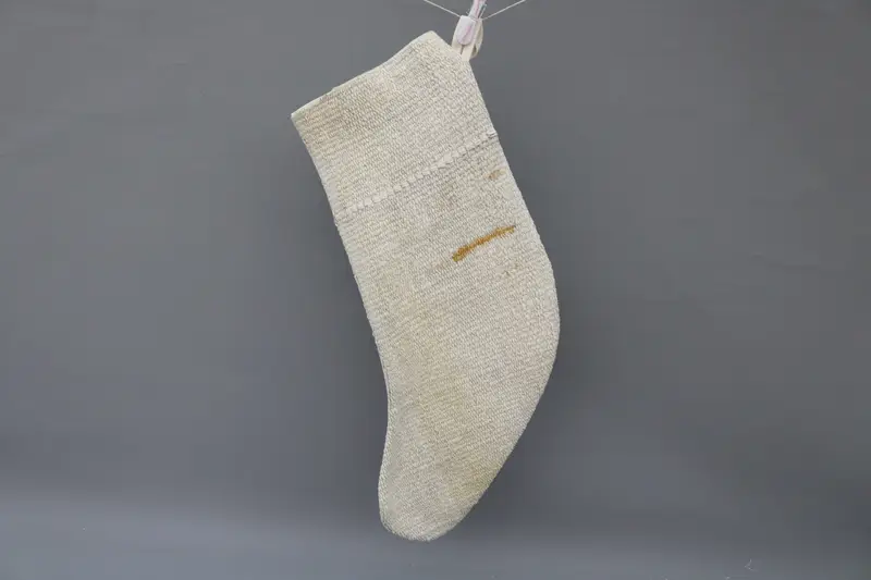 Medias navideñas beige con patrón de adornos, decoración festiva