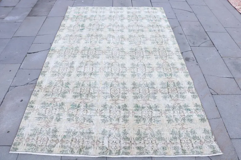 Eleganter beiger Teppich mit grünen Akzenten, 4,8 x 7,4 Fuß südwestliches Design