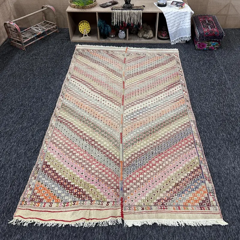 Vintage Turkish Rug 5.6x9.5 ft (170x290 cm), Kilim Red Plants & trees Rug - 1