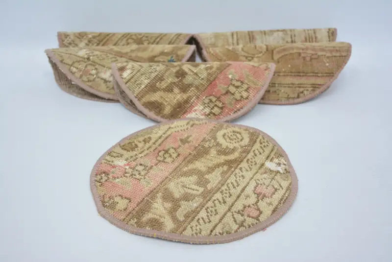 Círculo marrón y rosa debajo del plato, mantel individual de decoración de cocina rústica