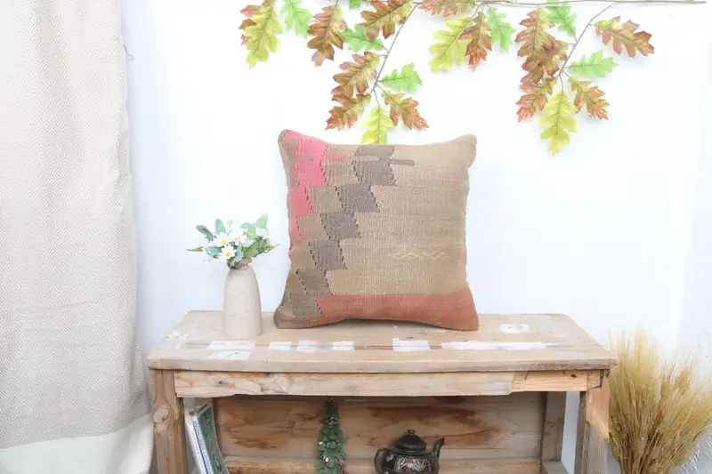 Geometrisches besticktes Wurfkissen in Beige und Rosa, vielseitiges Kissen