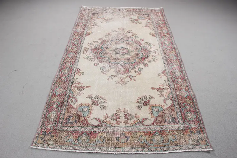 エレガントなベージュのオリエンタルラグ、4.3x7.9フィート、レッドアクセント付き