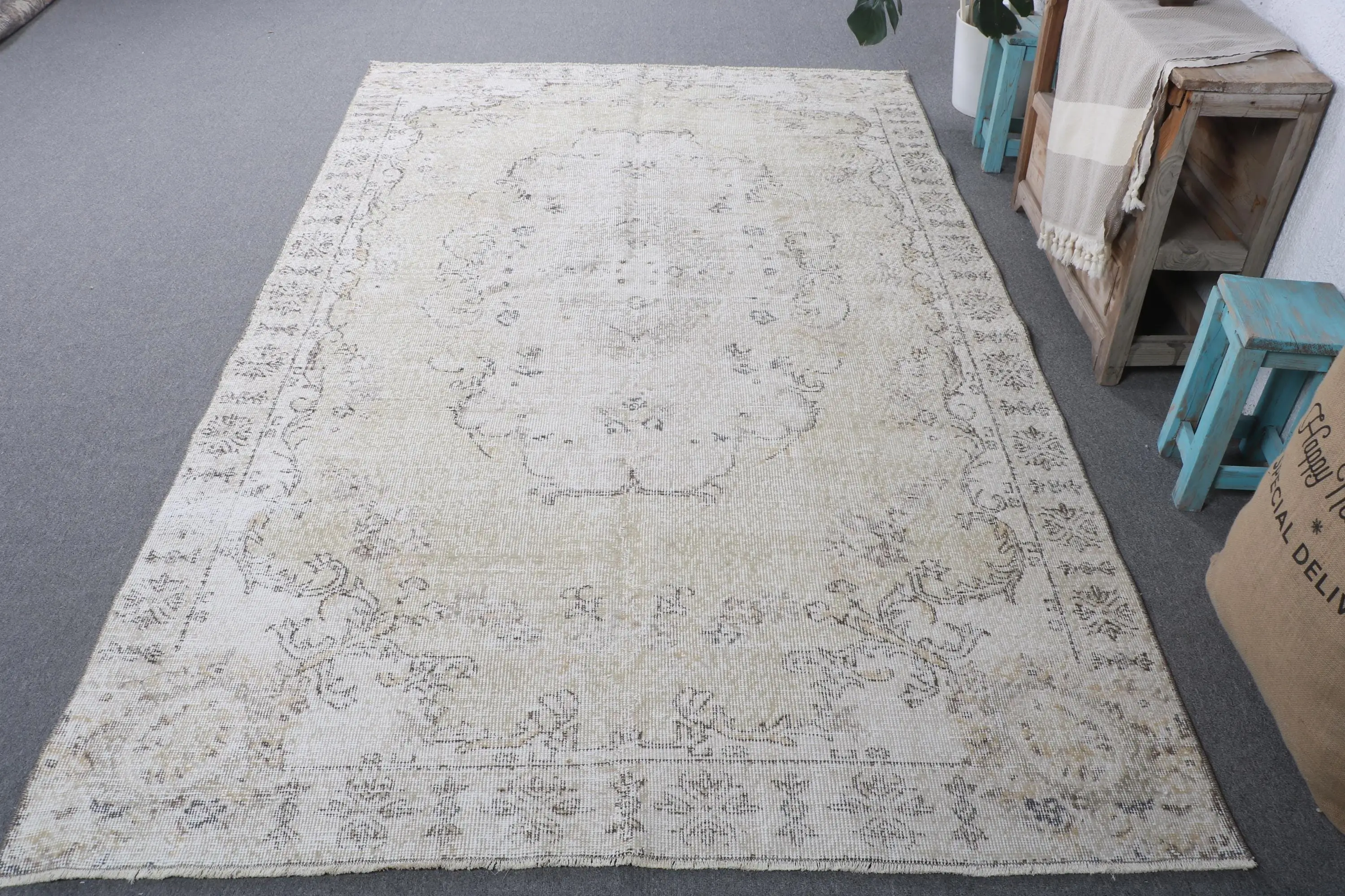 5.4x8.8 ft Vintage Büyük Halı, Beyaz Gri Türk Çiçek Yün Halı - 1