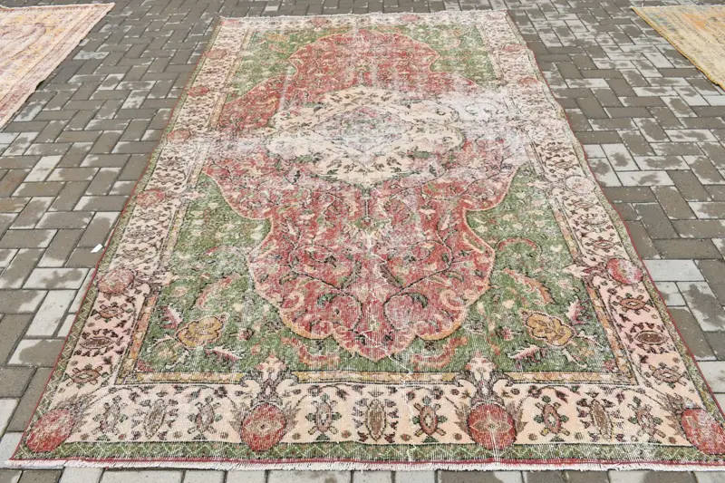Türkischer großer Teppich 6 x 9,9 Fuß, Vintage-Wollteppich mit roten Pflanzen und Bäumen - 1