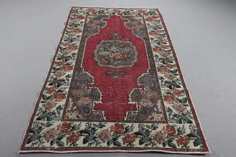 グリーンアクセント付きレッドラグ、132x219 cm エレガントな装飾