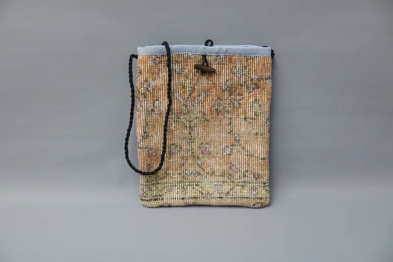 調節可能なストラップ付きヴィンテージモチーフ付きキリムバッグ、ウールクロスボディバッグ