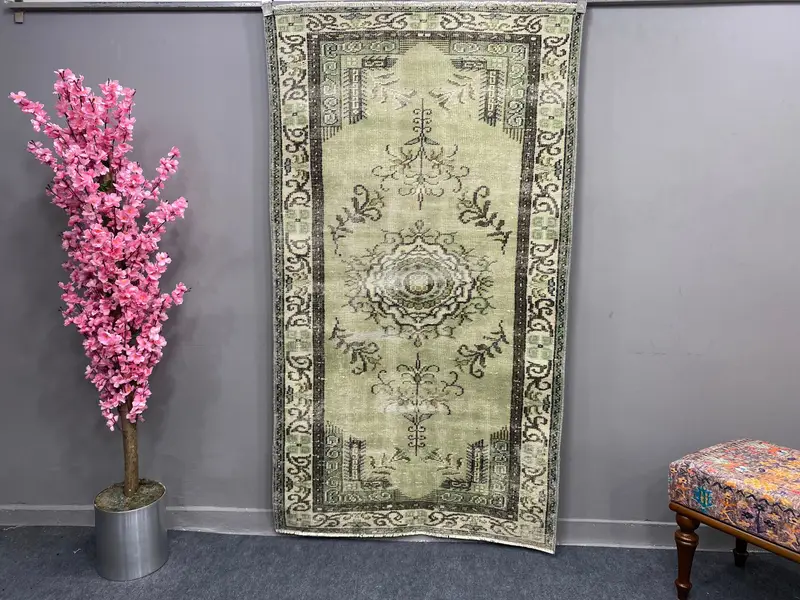 Zarif Yeşil Halı, 3,6x6,4 ft Bordürlü Tasarım