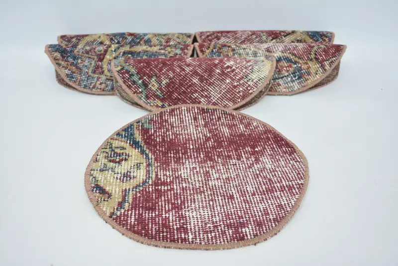 Elegantes manteles individuales rojos y beige, decoración de cocina premium