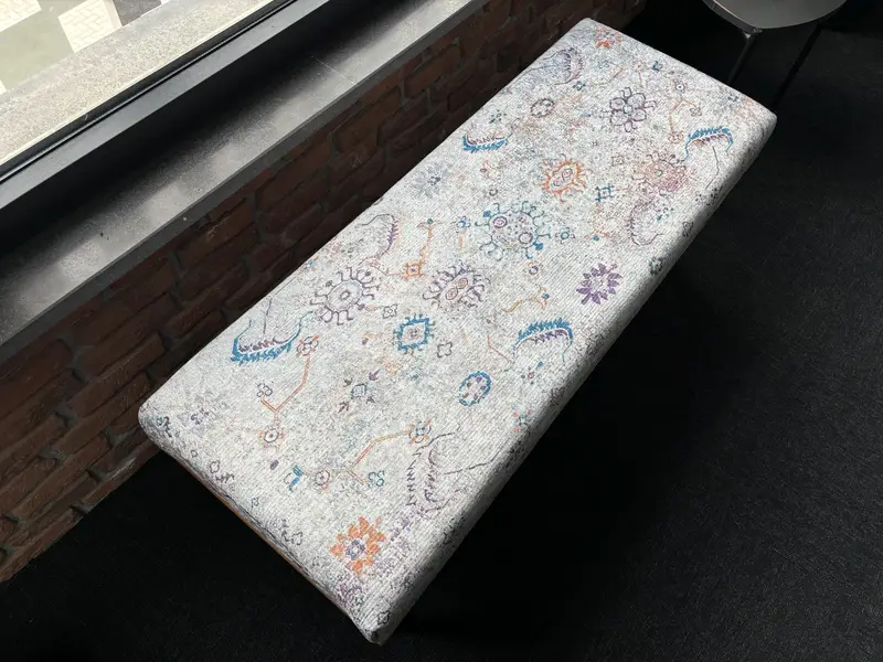 モジュール式グレーオットマン、ブロンズアクセント付き、キリム風ウールブレンドオットマン