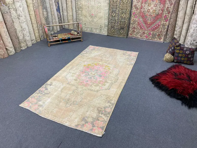 ピンクとブルーのラグ、3.8x6.9フィートの花柄と幾何学模様