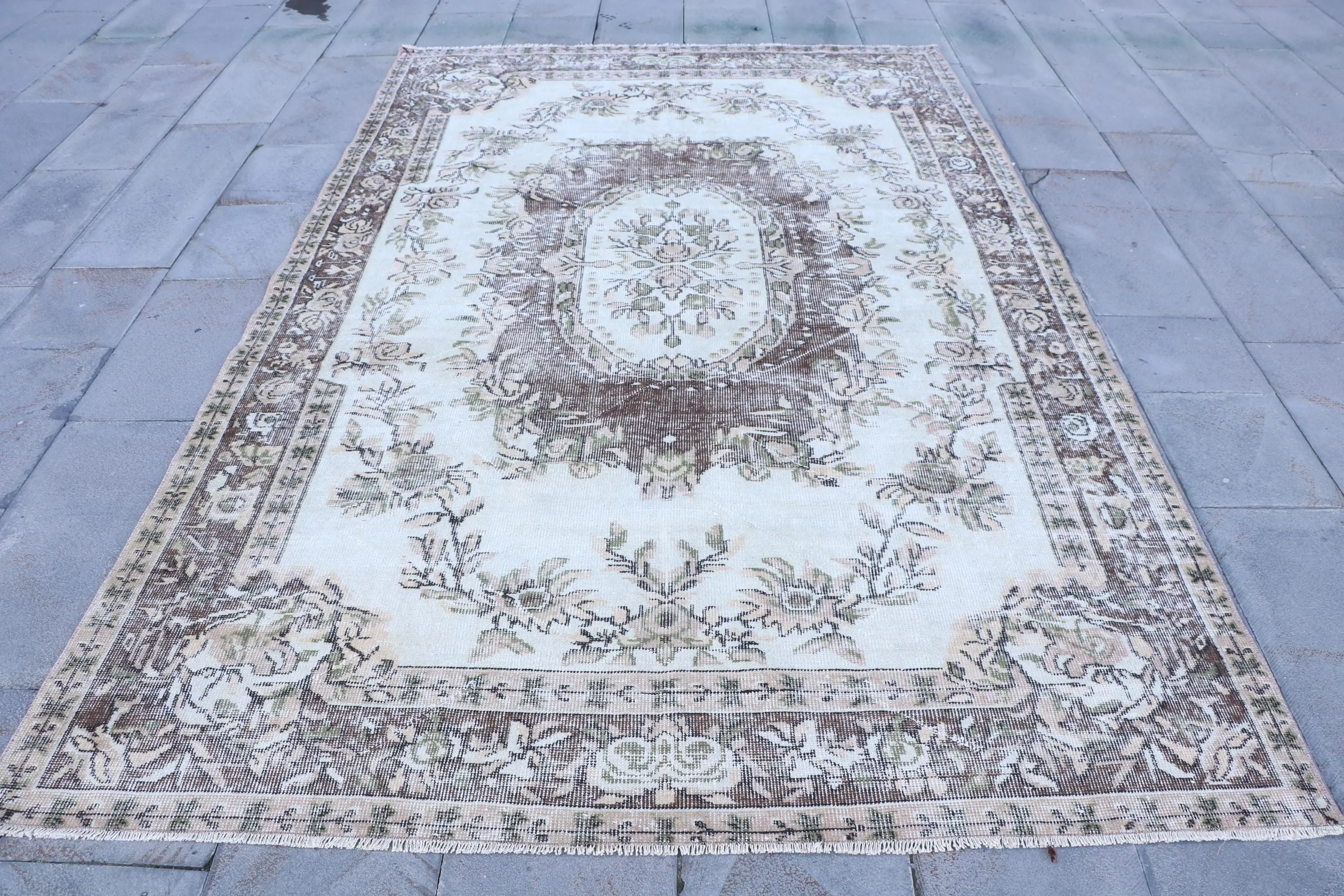 Türkischer 6 x 9,4 Fuß großer Teppich, großer Vintage-Teppich, braun-weißer floraler Wollteppich - 1